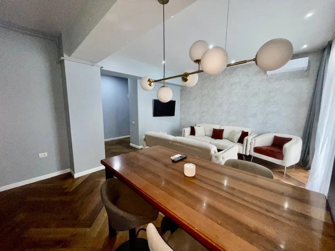 Apartment 32